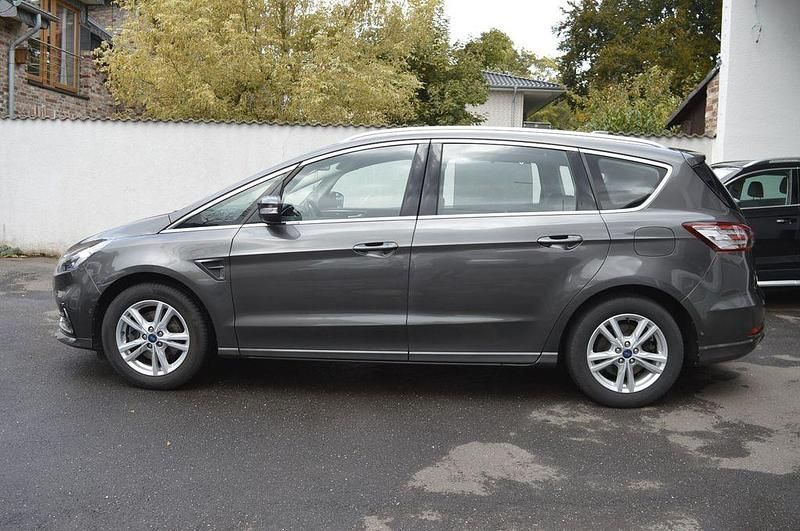 Gebraucht Ford S-MAX Titanium 190 PS (139 kW) 2022 Grau Van / Kleinbus