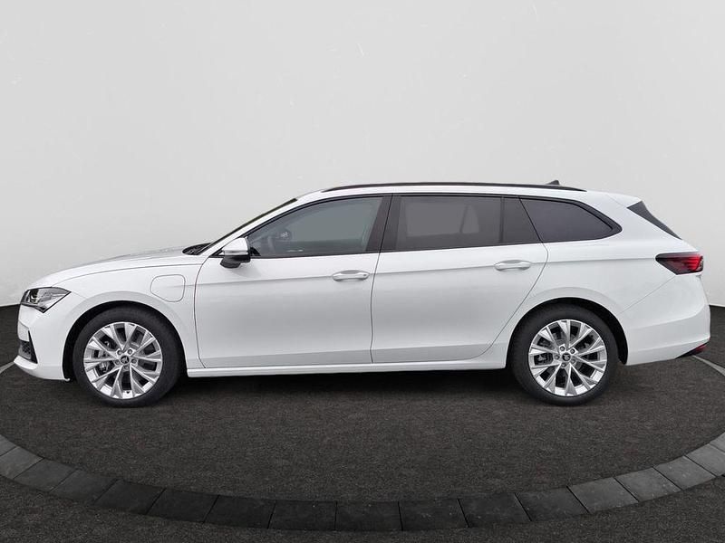 Neu Skoda Superb Selection 204 PS (150 kW) 2026 Weiß Kombi