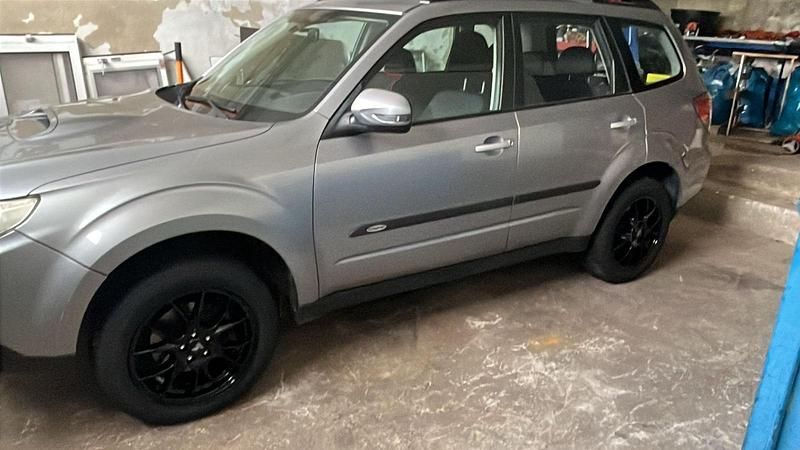 Grau Gebraucht 2011 Subaru Forester Comfort SUV | 9.000 € - Bild 1/1