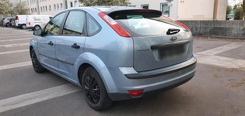 Second-hand Ford Focus 101 CP (74 kW) 2005 Albastru Break