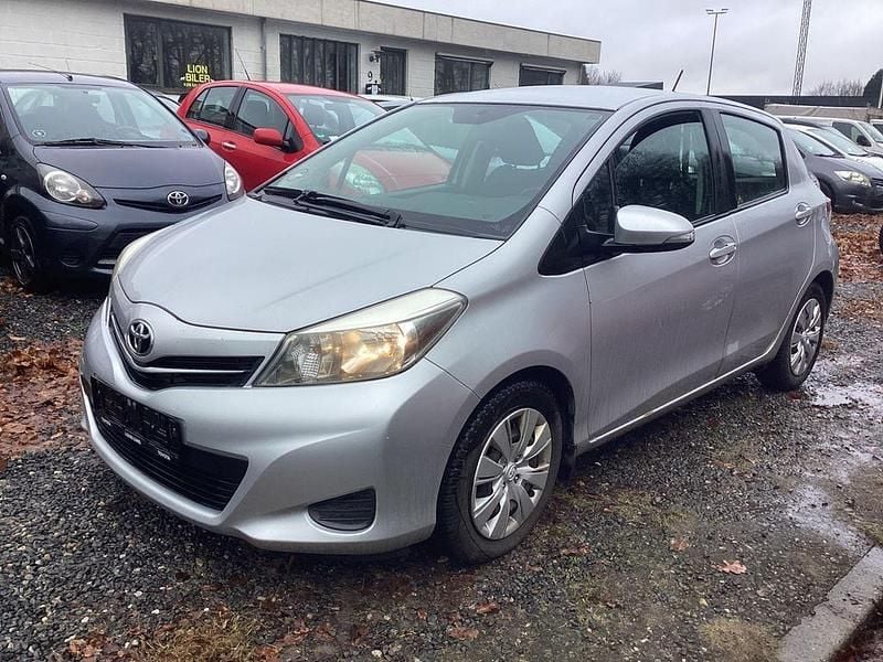 Gebraucht Toyota Yaris 90 PS (66 kW) 2012 Silber Kleinwagen