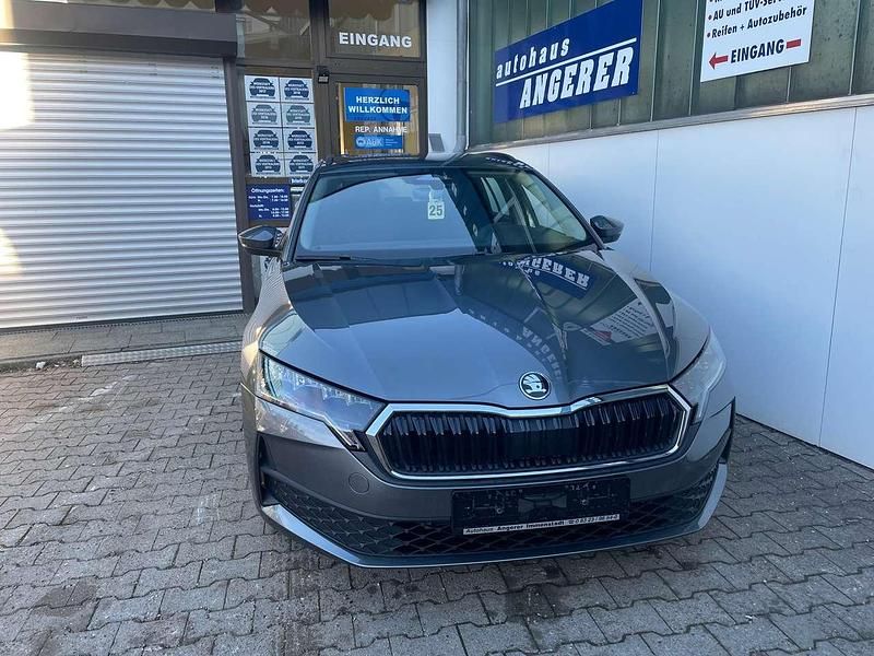 Graphitegrau metallic Neu 2025 Skoda Octavia Essence Kombi | 25.900 € (Guter Preis) - Bild 1/4