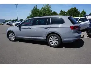 Gebraucht VW Passat 150 PS (110 kW) 2023 Mondsteingrau Kombi