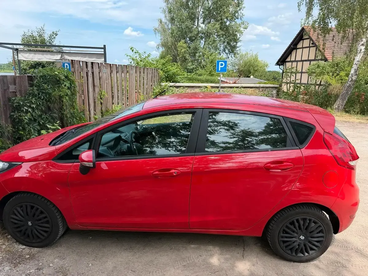 Gebraucht Ford Fiesta 97 PS (71 kW) 2011 Rot Limousine