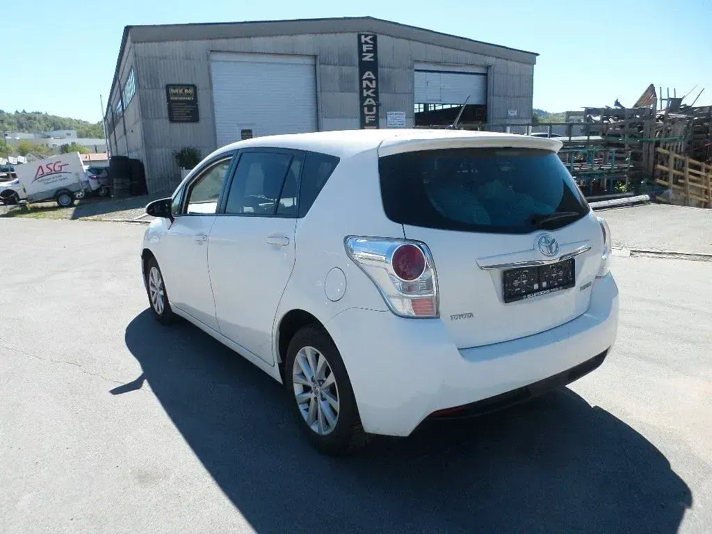 Gebraucht Toyota Verso Basis 111 PS (81 kW) 2017 Weiß Van / Kleinbus