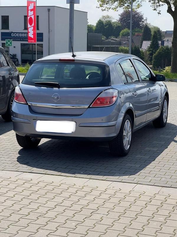 Second-hand Opel Astra 105 CP (77 kW) 2006 Albastru Berlinǎ