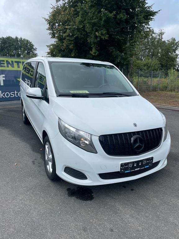 Weiß Gebraucht 2018 Mercedes V220 Van / Kleinbus | 27.900 € (Superpreis) - Bild 1/4