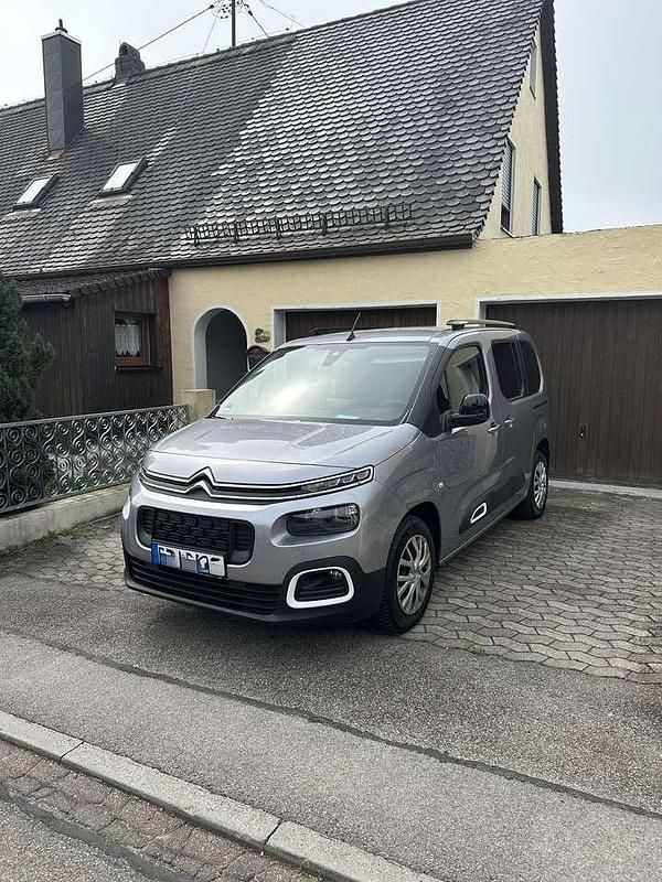 Grau Gebraucht 2023 Citroën Berlingo Feel Van / Kleinbus | 32.000 € - Bild 1/4