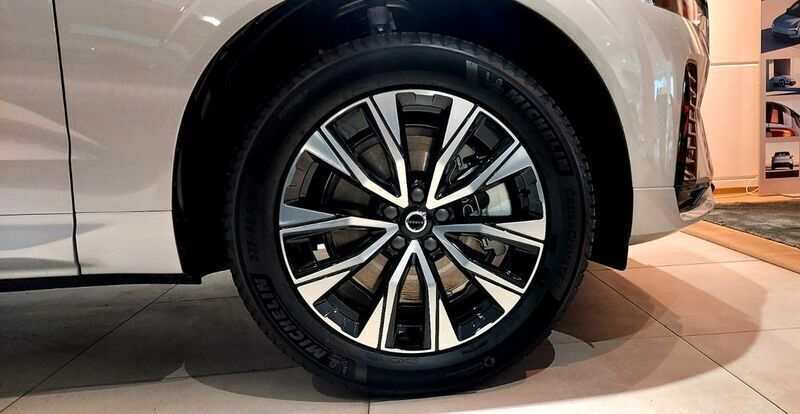 Gebraucht Volvo XC60 Plus 197 PS (144 kW) 2024 Silver dawn SUV