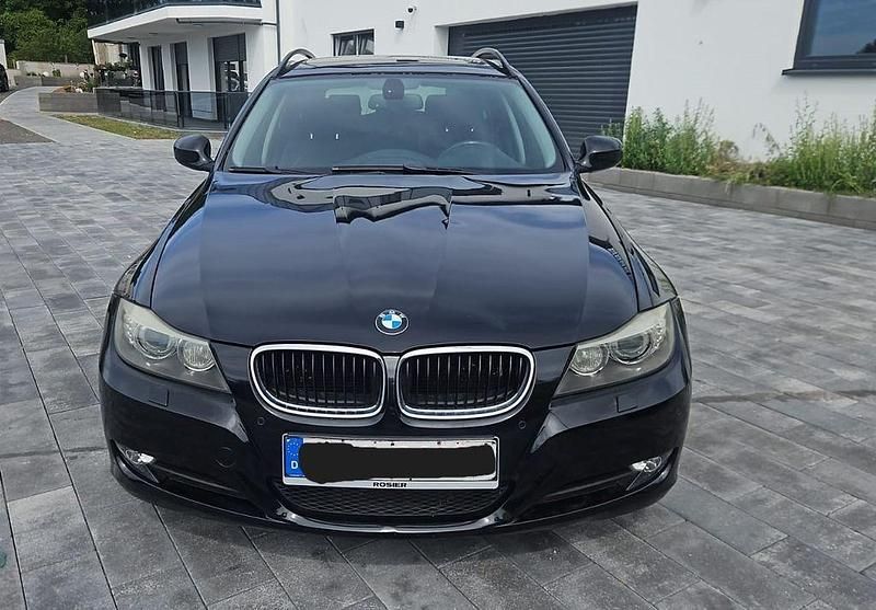 Schwarz Gebraucht 2009 BMW 320 Sport Line Kombi | 4.490 € (Guter Preis) - Bild 1/4
