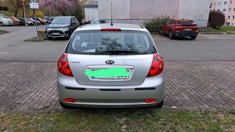 Używany Kia Ceed 96 KM (70 kW) 2008 Szary Hatchback