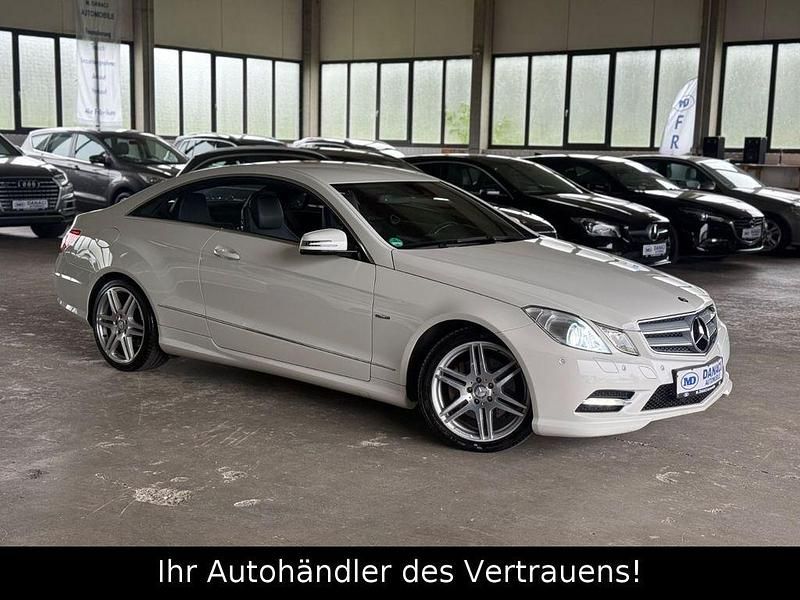Weiß Gebraucht 2011 Mercedes E220 AMG line Coupé | 15.999 € (Fairer Preis) - Bild 1/4