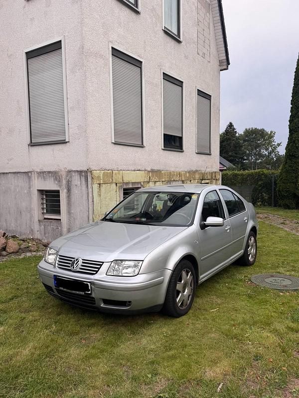 Grau Gebraucht 2001 VW Bora Limousine | 1.950 € (Guter Preis) - Bild 1/4