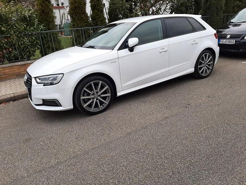 Grau Gebraucht 2017 Audi e-tron Sport SUV | 16.000 € (Fairer Preis) - Bild 1/4