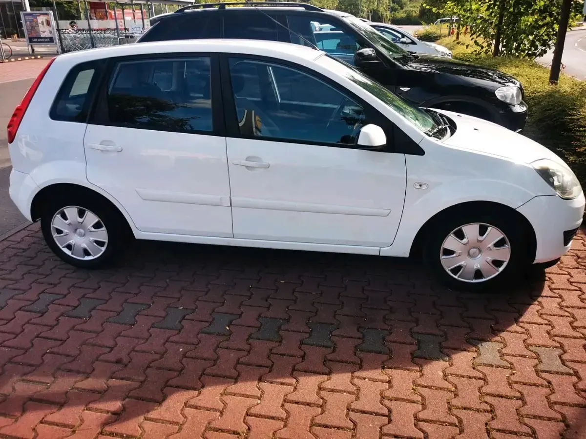 Gebraucht Ford Fiesta 70 PS (51 kW) 2007 Weiß Kleinwagen