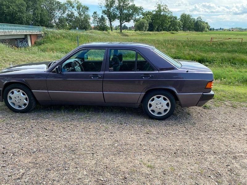 Violett Gebraucht 1993 Mercedes 190 Limousine | 8.900 € - Bild 1/4