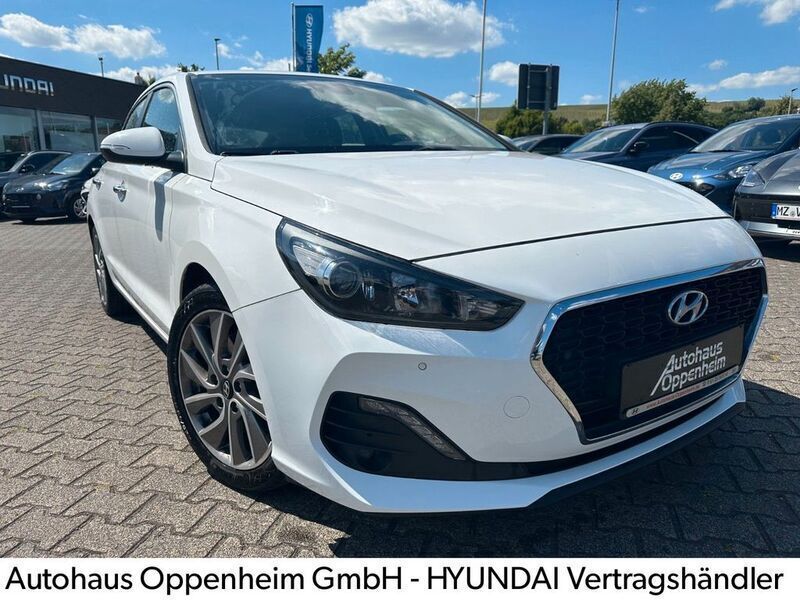 Weiß Gebraucht 2018 Hyundai i30 Trend Limousine | 14.225 € (Fairer Preis) - Bild 1/4