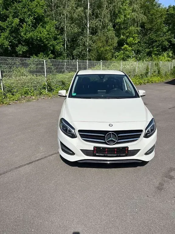 Gebraucht Mercedes B180 109 PS (80 kW) 2015 Weiß Kleinwagen