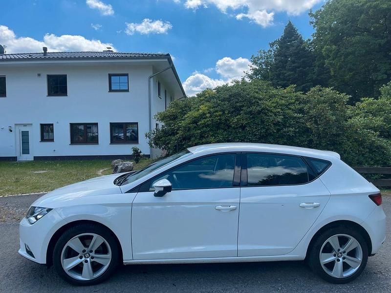 Weiß Gebraucht 2016 Seat Leon Style Limousine | 8.990 € (Fairer Preis) - Bild 1/4