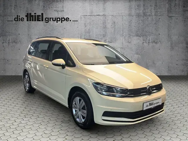 Neu VW Touran Trendline 150 PS (110 kW) 2026 Hellelfenbein Van / Kleinbus