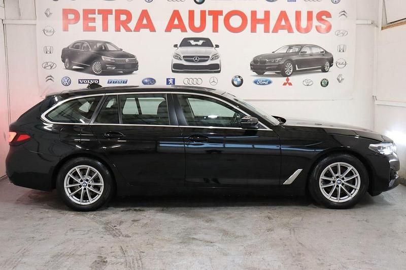 Schwarz Gebraucht 2021 BMW 520 Performance Kombi | 20.499 € (Superpreis) - Bild 1/4