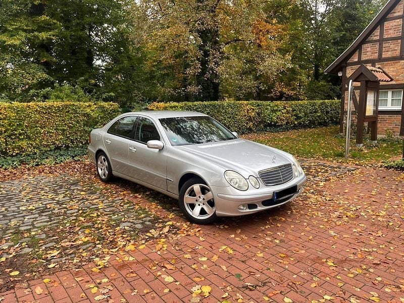 Silber Gebraucht 2004 Mercedes E200 Limousine | 4.300 € - Bild 1/4