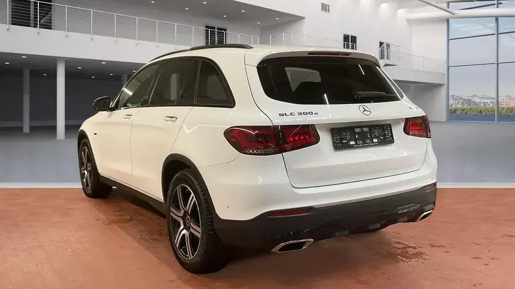 Gebraucht Mercedes GLC300e Night 320 PS (235 kW) 2021 Weiß SUV