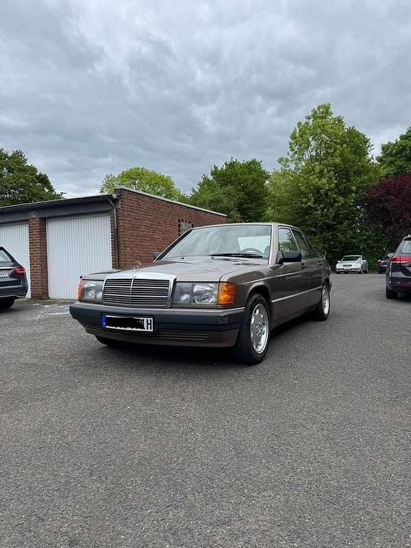 Braun Gebraucht 1991 Mercedes 190 Limousine | 5.300 € - Bild 1/4