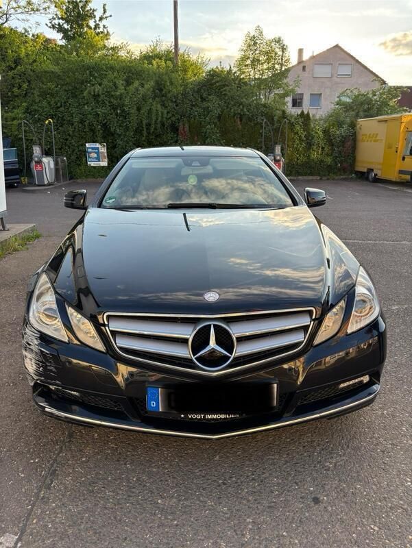 Schwarz Gebraucht 2010 Mercedes E200 Coupé | 8.900 € (Guter Preis) - Bild 1/4