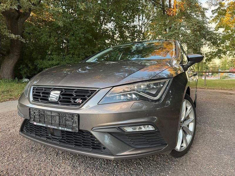 Grau Gebraucht 2017 Seat Leon FR Limousine | 15.800 € (Fairer Preis) - Bild 1/4