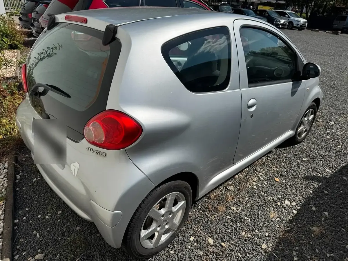 Gebraucht Toyota Aygo 68 PS (50 kW) 2005 Silber Kleinwagen