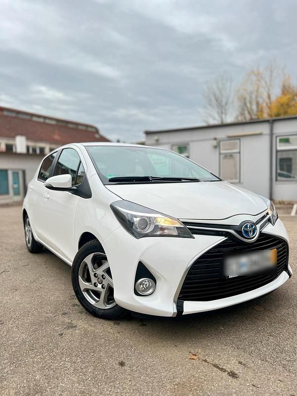 Gebraucht Toyota Yaris Hybrid 100 PS (73 kW) 2015 Weiß Kleinwagen