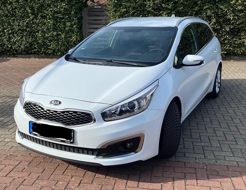 Weiß Gebraucht 2018 Kia Ceed Sportswagon Spirit Kombi | 12.900 € (Fairer Preis) - Bild 1/4