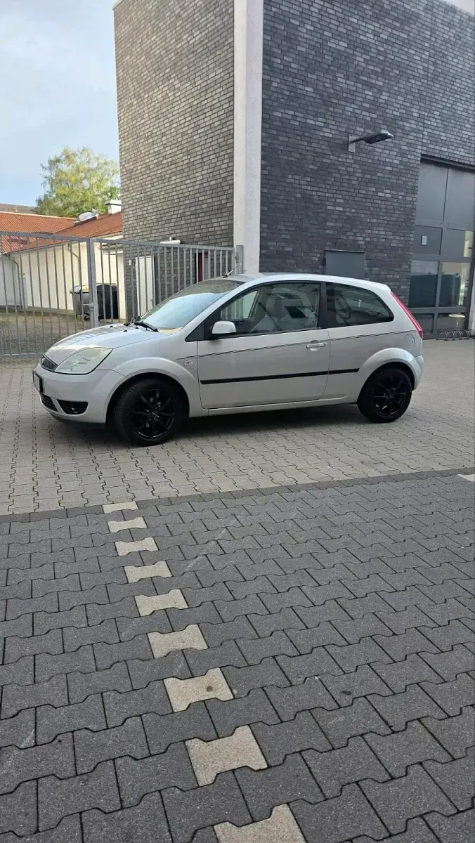 Gebraucht Ford Fiesta 60 PS (44 kW) 2005 Silber Kleinwagen