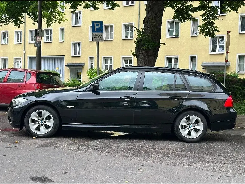 Gebraucht BMW 320 170 PS (125 kW) 2011 Schwarz Kombi