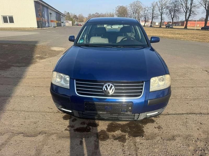 Gebraucht VW Passat Basis 102 PS (75 kW) 2001 Inkyblue perleffekt Limousine