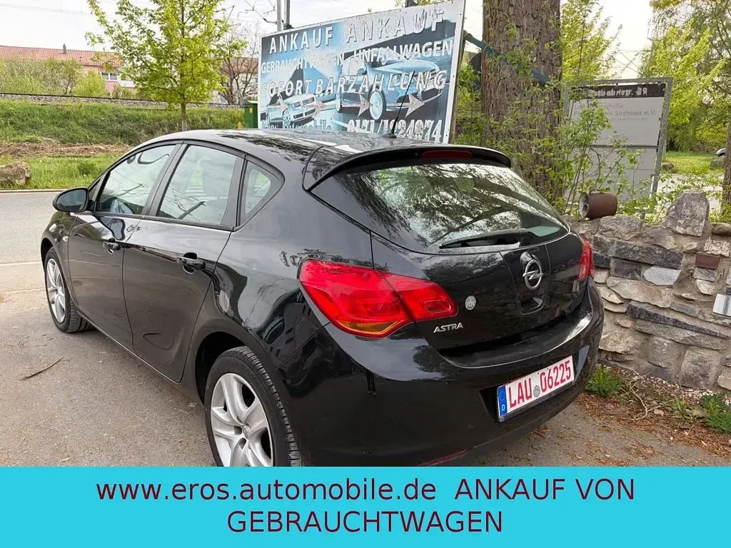 Używany Opel Astra Edition 116 KM (85 kW) 2010 Czarny Sedan/Limuzyna