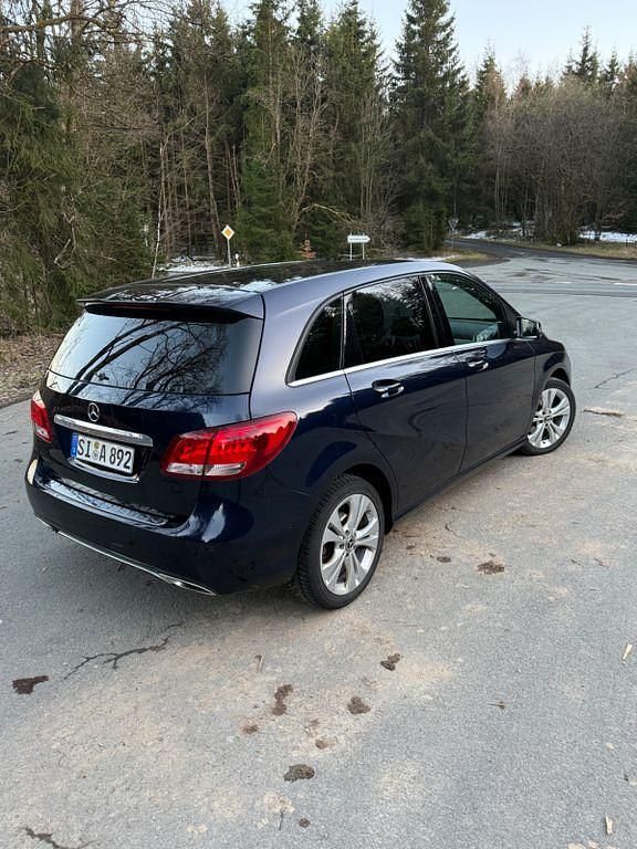 Gebraucht Mercedes B180 122 PS (89 kW) 2017 Blau Van / Kleinbus