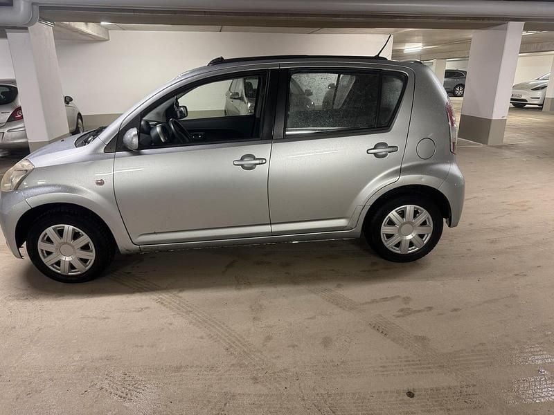 Grau Gebraucht 2004 Daihatsu Sirion Kleinwagen | 1.300 € (Fairer Preis) - Bild 1/4
