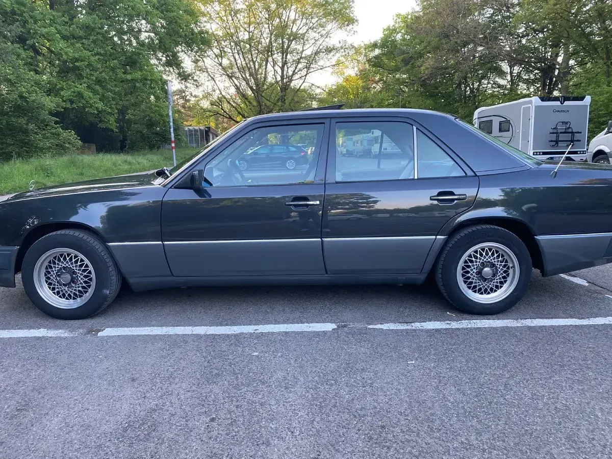 Gebraucht Mercedes E230 132 PS (97 kW) 1982 Schwarz Limousine