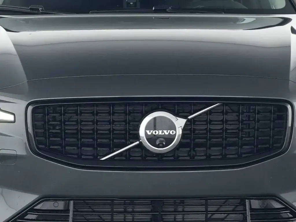 Gebraucht Volvo V60 Plus 197 PS (144 kW) 2025 Gruen Kombi