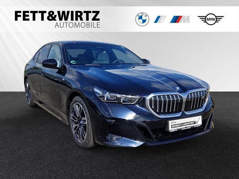 Carbonschwarz metallic Gebraucht 2024 BMW i5 M Sport Limousine | 56.990 € - Bild 1/3