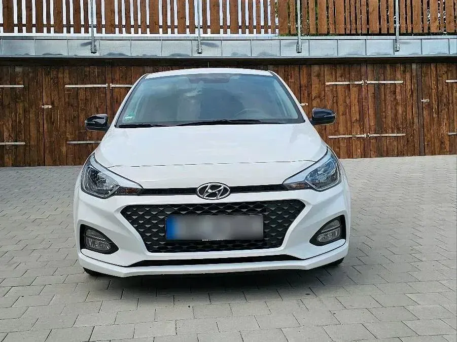 Gebraucht Hyundai i20 Advantage 87 PS (63 kW) 2020 Weiß Kleinwagen