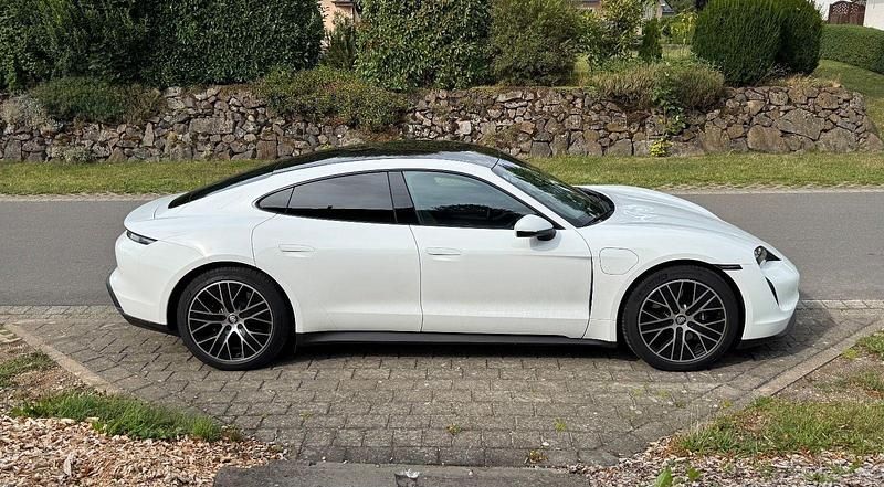 Weiß Gebraucht 2021 Porsche Taycan Performance Package Coupé | 56.900 € - Bild 1/4