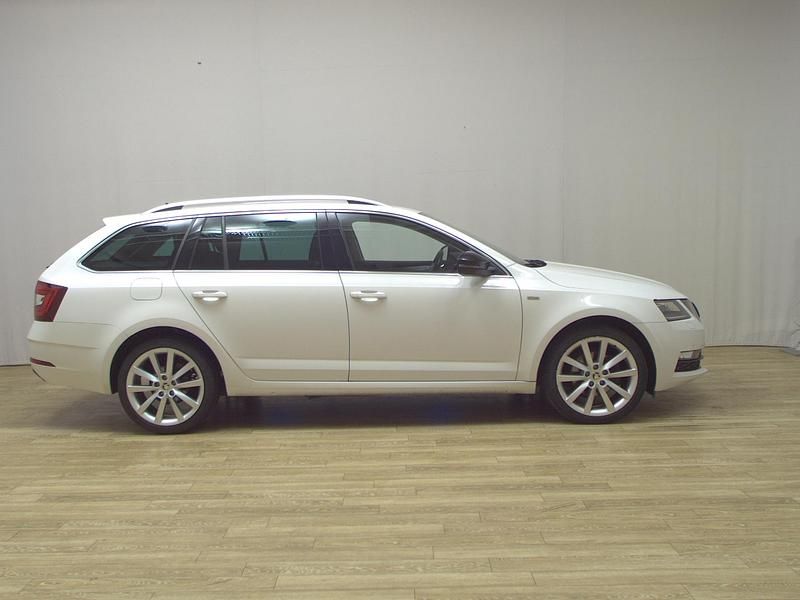 Weiss Gebraucht 2020 Skoda Octavia Soleil Kombi | 14.980 € (Guter Preis) - Bild 1/4