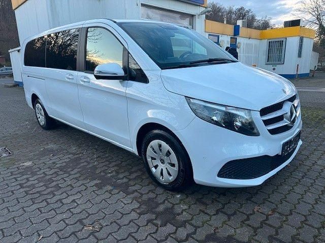 Gebraucht Mercedes V220 163 PS (119 kW) 2023 Weiß Van / Kleinbus