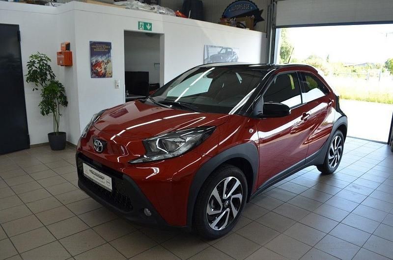 Rot Neu 2025 Toyota Aygo X SUV | 21.440 € - Bild 1/4