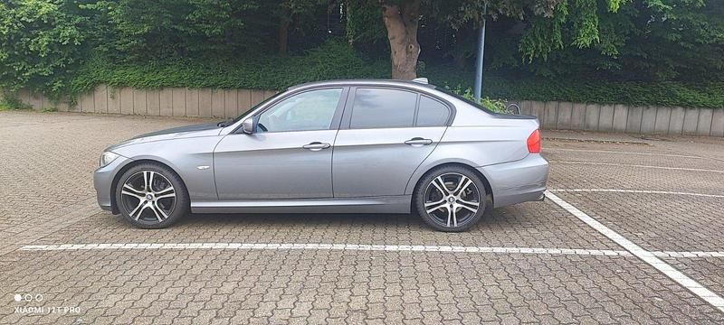 Gebraucht BMW 318 143 PS (105 kW) 2009 Grau Limousine