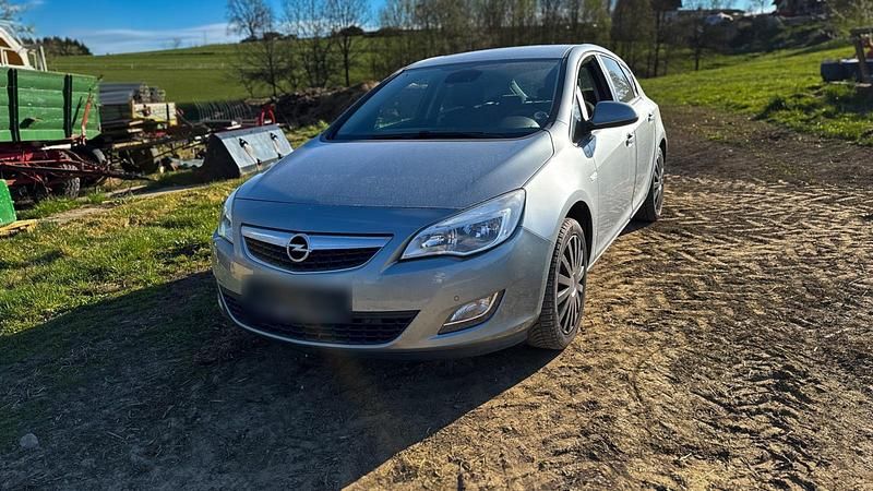 Używany Opel Astra 140 KM (102 kW) 2011 Srebrny Sedan/Limuzyna