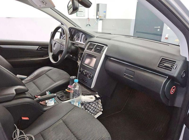 Gebraucht Mercedes B160 95 PS (69 kW) 2010 Silber Van / Kleinbus